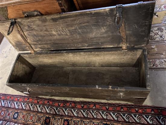 A 17th century style iron bound six plank coffer, width 113cm, depth 32cm, height 39cm